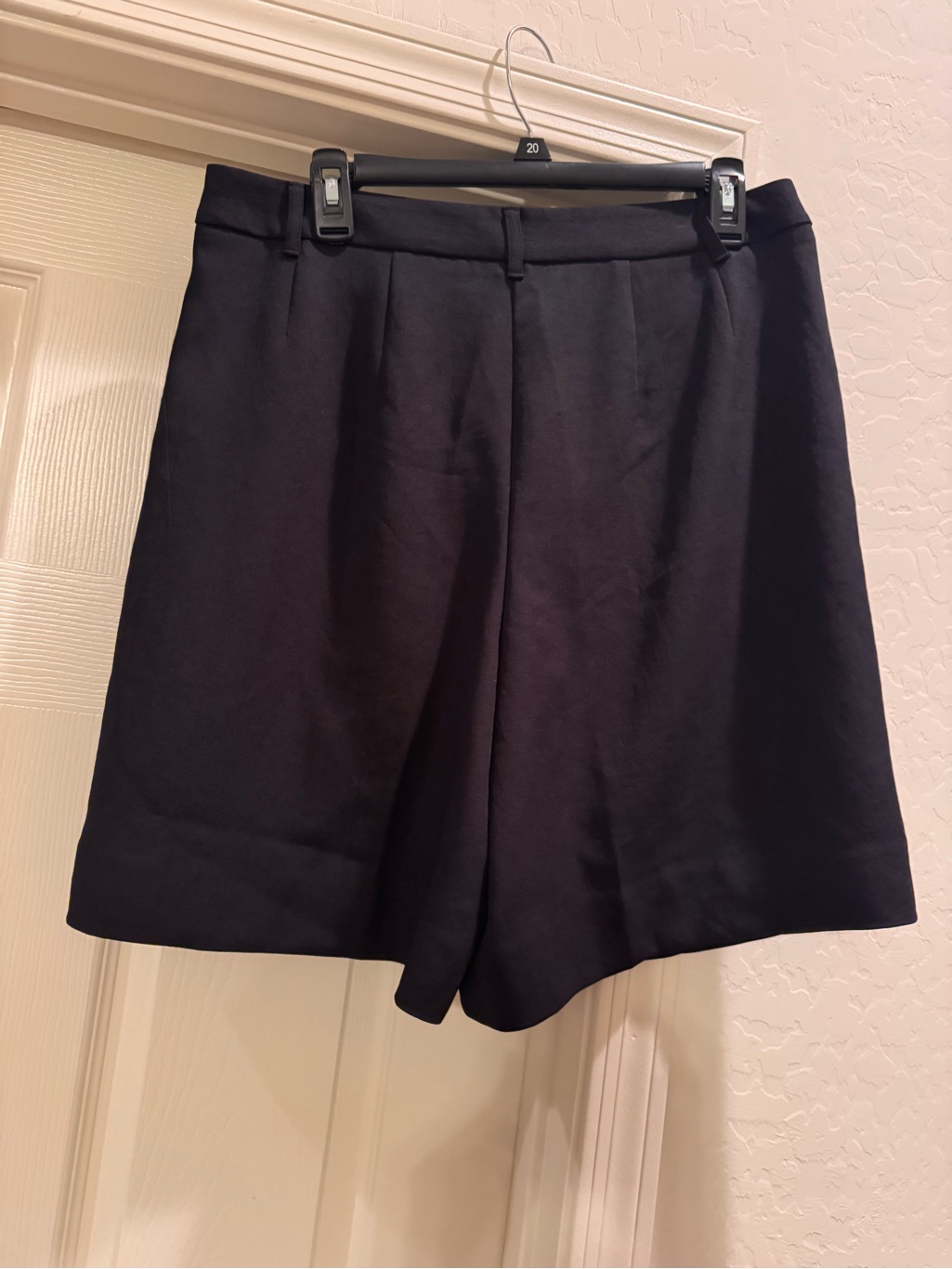 Nwt Kooka Ariel Black Pleated Tailored Shorts U.S. Size 8. Business Or Casual — image 4 of 8